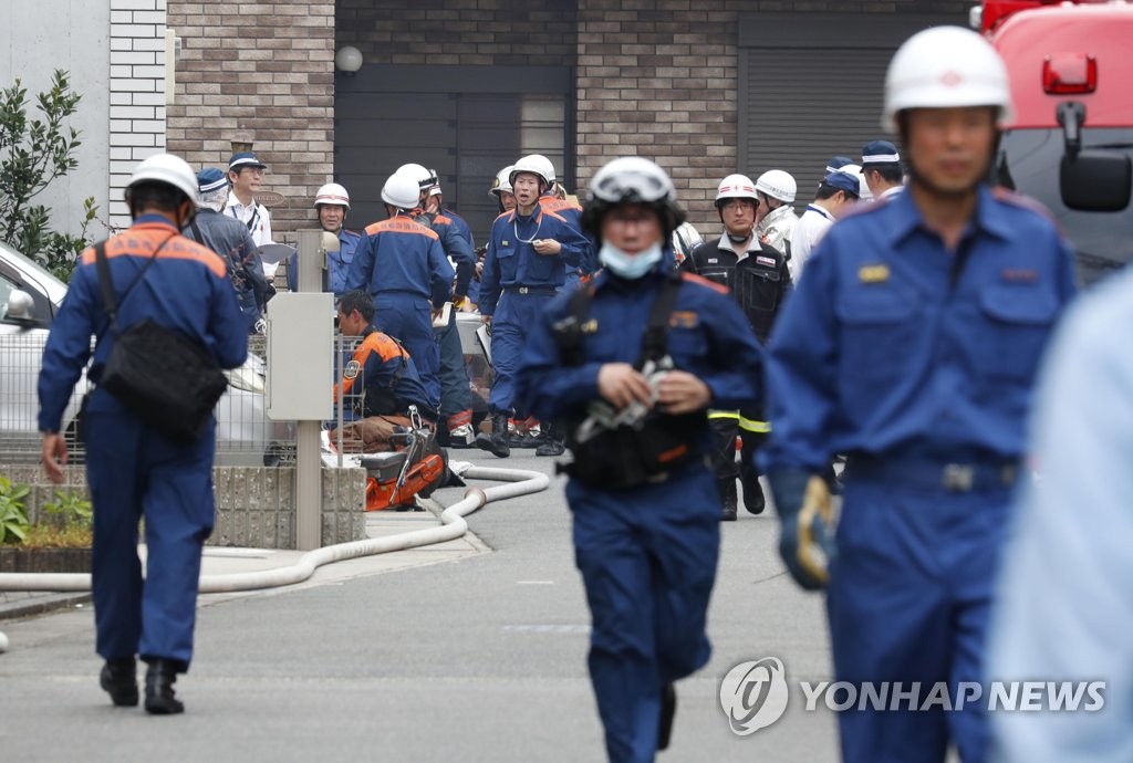 '교토 애니메이션' 화재 진압하는 소방관들