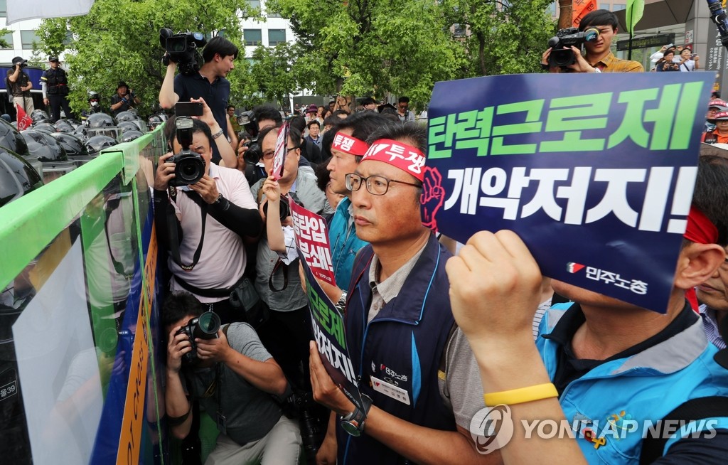 경찰과 대치하는 김명환 민주노총 위원장