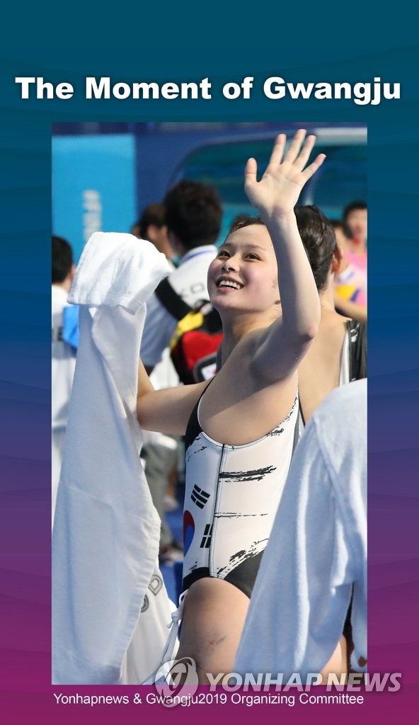 Bruised polo player waves to fans Bruised polo player waves to fans