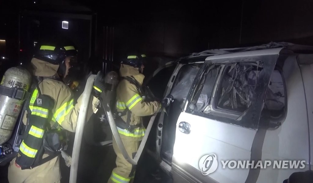 일본대사관 건물 앞 차에서 불, 70대 온몸 화상