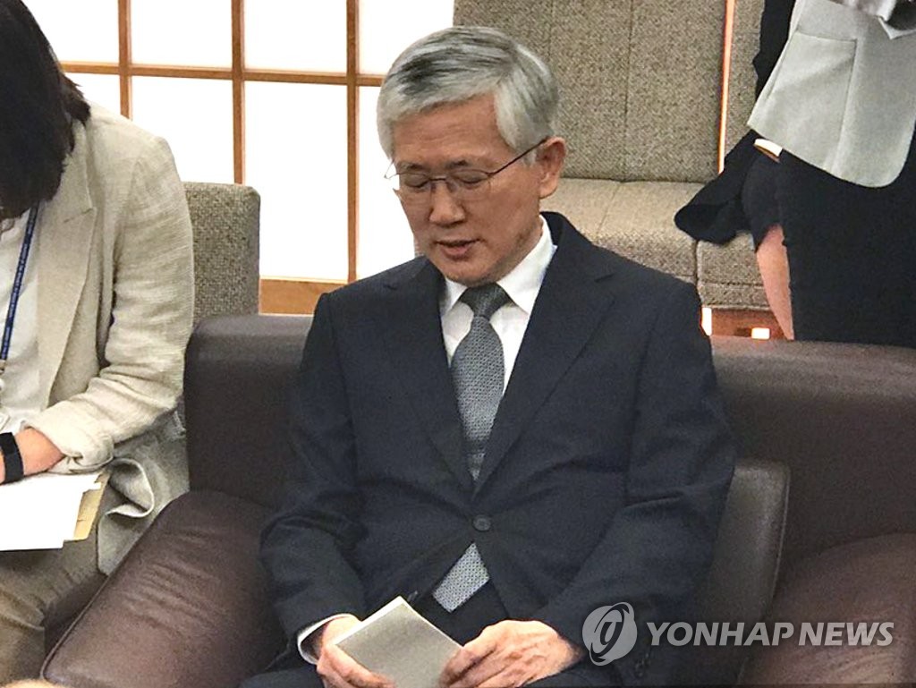 준비한 메모 확인하는 남관표 주일 한국대사