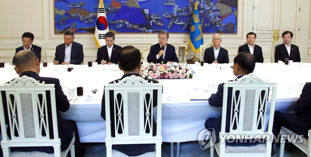 예비역 군 원로 초청 오찬 간담회하는 문 대통령