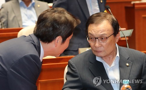 이야기하는 이해찬과 이인영