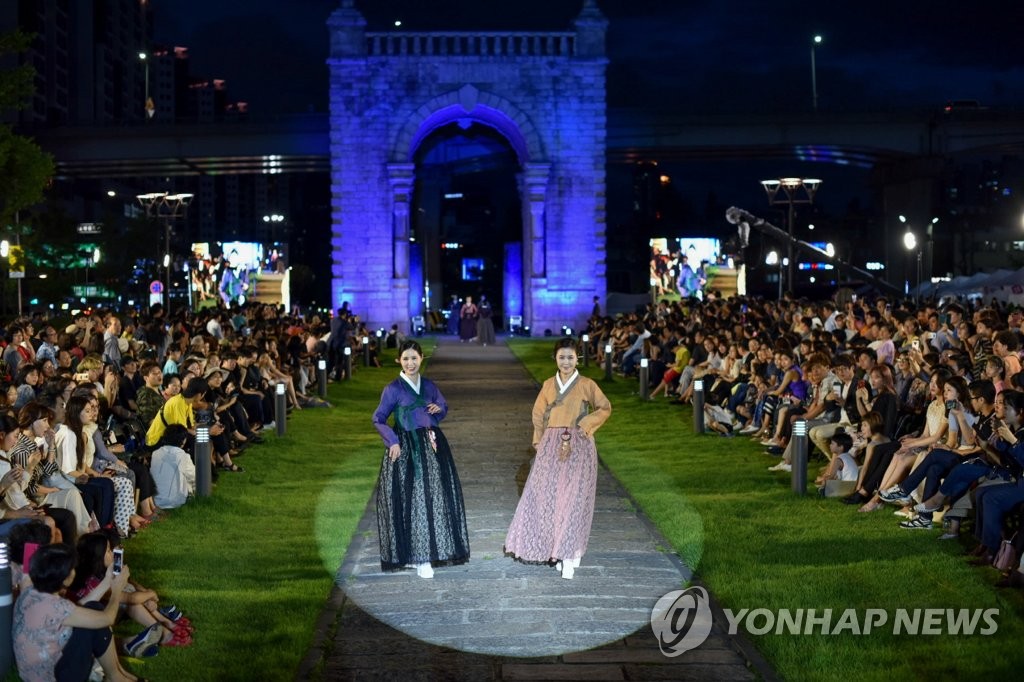 한국의 얼 담은 패션쇼…′서울 365-독립문 패션쇼′