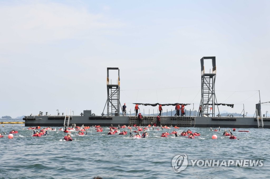 해군, 혹서기 맞아 함정장병 생존훈련 실시