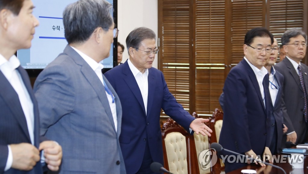 수석보좌관회의 입장하는 문 대통령
