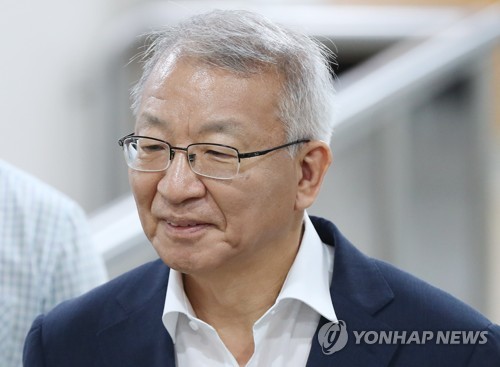 보석 후 첫 공판 출석하는 양승태