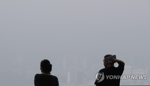 비구름에 덮인 서울