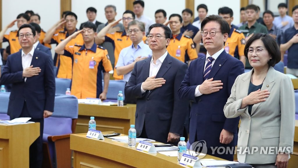 왼쪽부터 김한정 의원, 정성호 의원, 이재명 지사