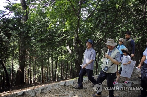 대통령 별장 있는 '저도'에서 국민과 함께 산책하는 문 대통령