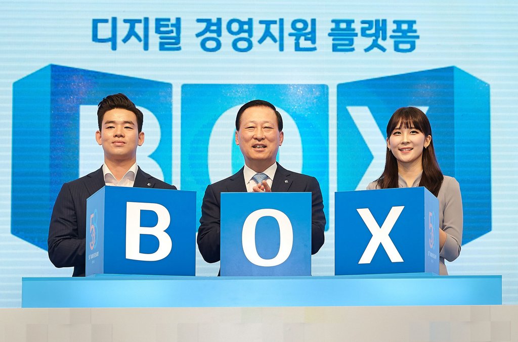 기념촬영 하는 김도진 기업은행장