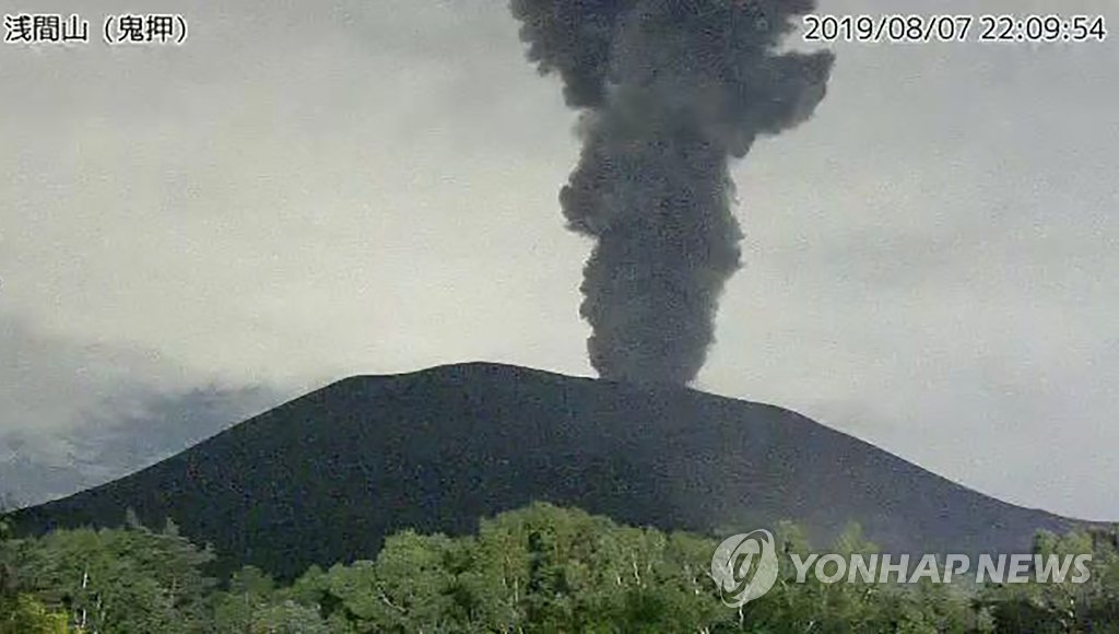 지난 7일 밤 일본 중부 나가노현과 군마현에 걸친 활화산 아사마(淺間) 산이 분화하면서 분출한 화산재가 검은 기둥을 이루는 모습[AFP=연합뉴스 자료사진]