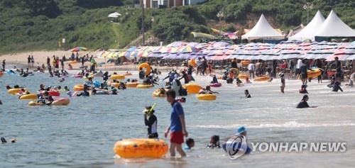 거제 구조라해수욕장 '북적북적'