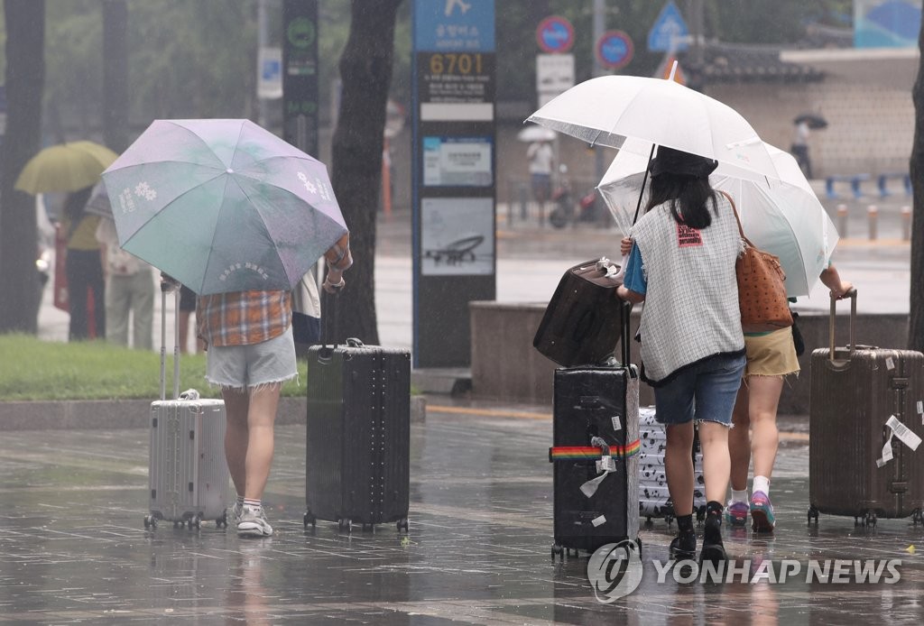 비 오는 서울, 힘겨운 여행