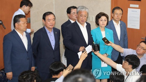 탈당회견 후 질문에 답하는 민주평화 비당권파