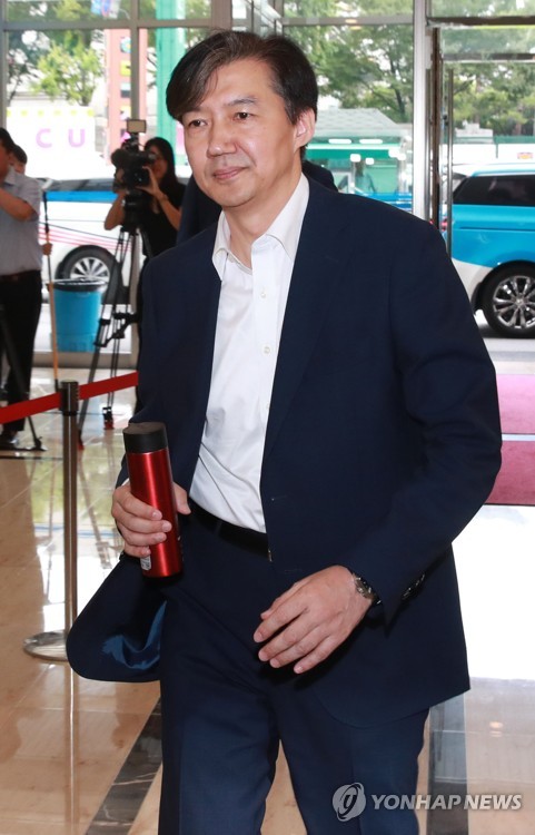 출근하는 조국 법무부 장관 후보자