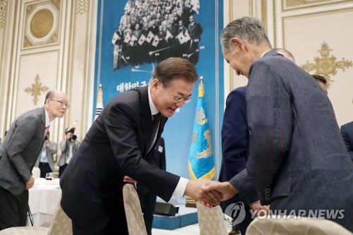 독립유공자 및 후손들과 인사하는 문 대통령