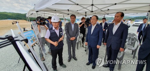 강원형 일자리 상생 협약식 참석한 홍남기 경제부총리