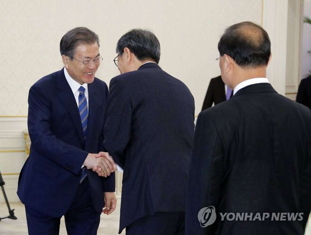 국정과제위원장들과 인사 나누는 문 대통령