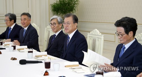 국정과제위원장들과 얘기 나누는 문 대통령