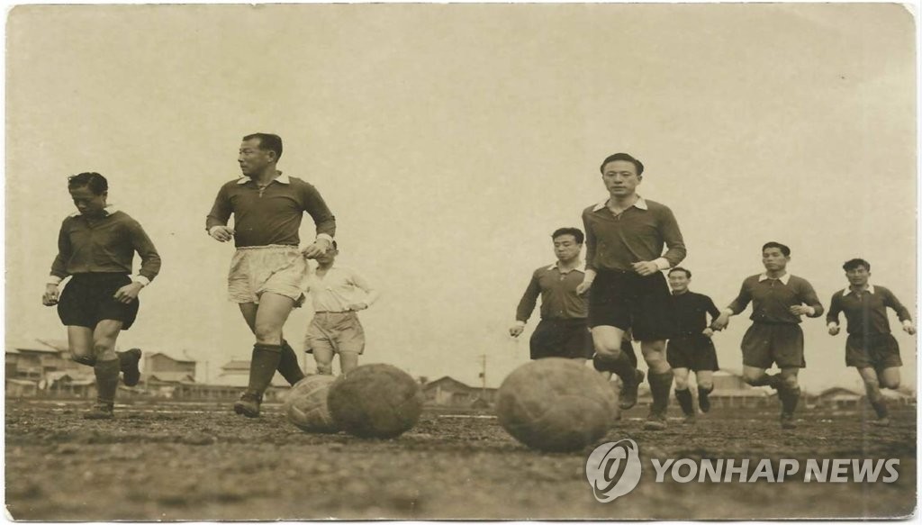 S. Korean football players prepare for match with Japan S. Korean football players prepare for match with Japan