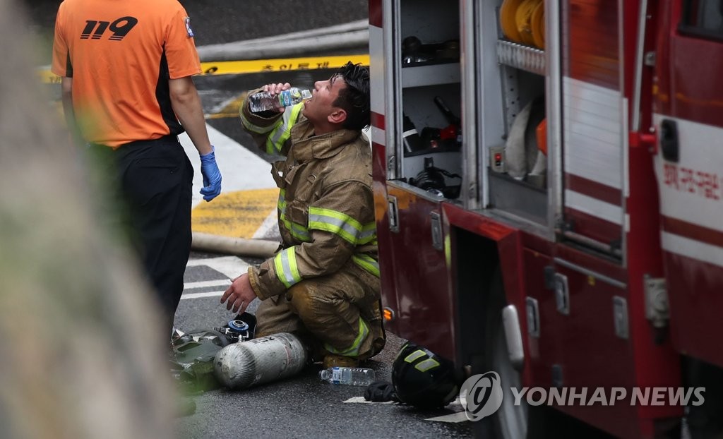 휴식하는 소방대원들