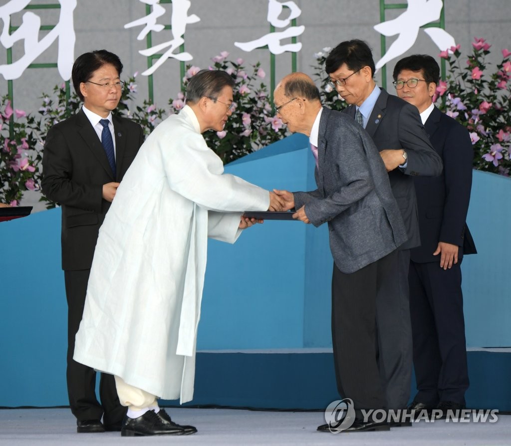 문 대통령, 백운호 씨에게 대통령 표창 수여