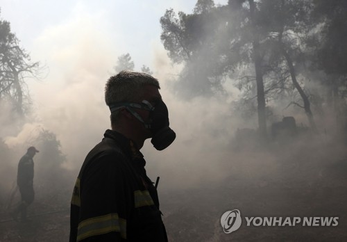 그리스 산불 현장 '방독면' 소방대원