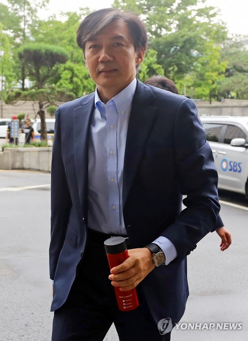 오늘도 텀블러 들고 출근하는 조국 후보자