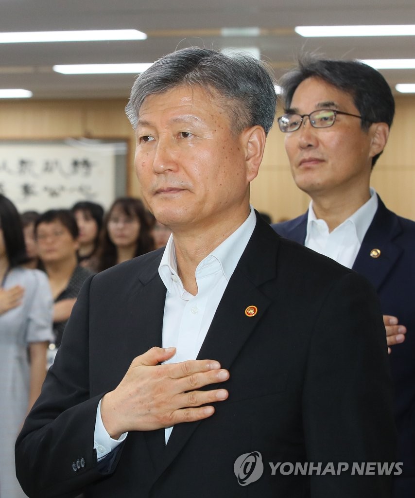 국민의례하는 박삼득 신임 보훈처장