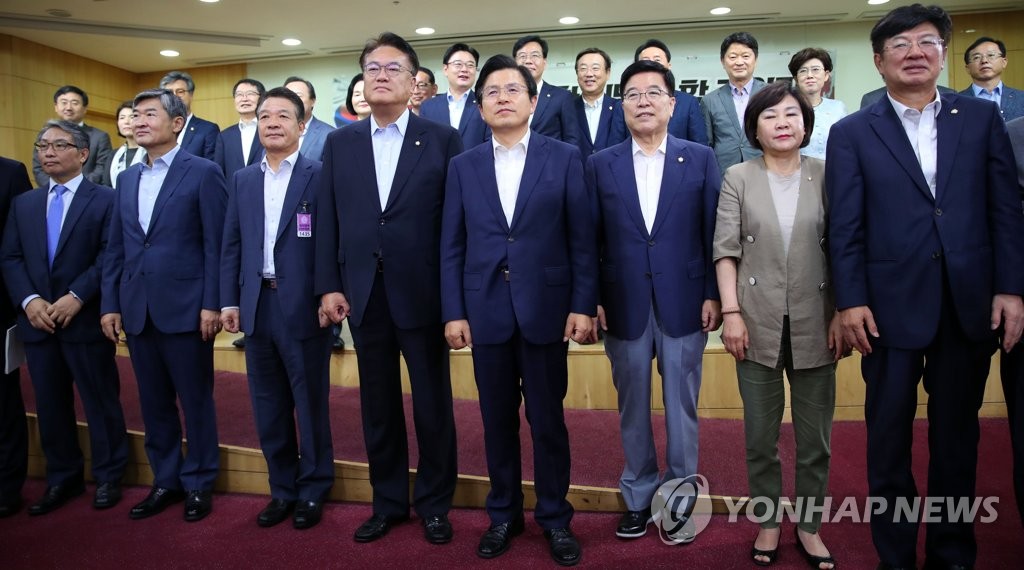 파이팅 외치는 자유한국당 의원들