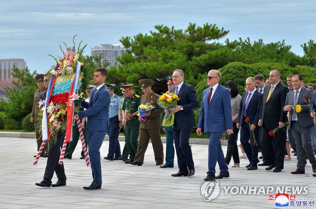 러시아 외무부 차관, 북한 해방탑에 헌화