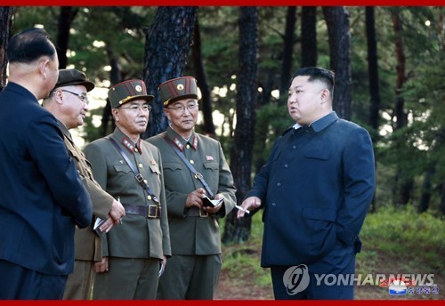 '새 무기' 시험사격 지도하며 담배 피우는 김정은