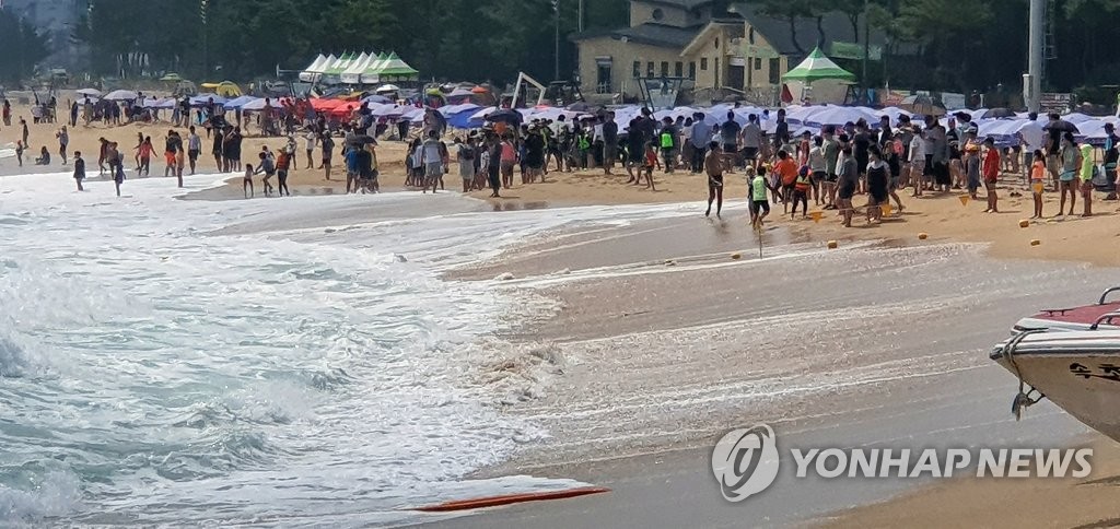 너울성 파도…수영금지 해수욕장