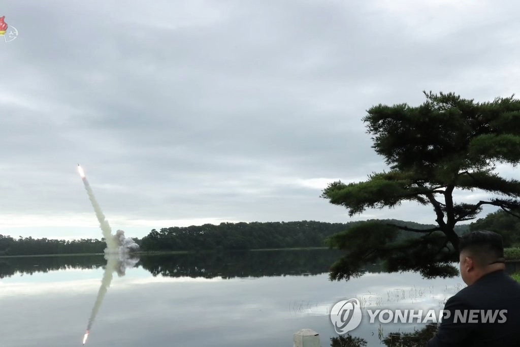 북한 또 '새 무기' 시험사격…지켜보는 김정은