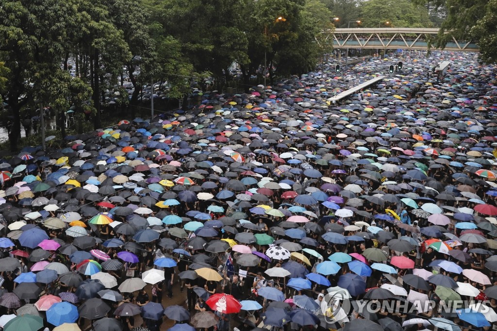 홍콩 빅토리아 공원의 끝없는 우산 행렬