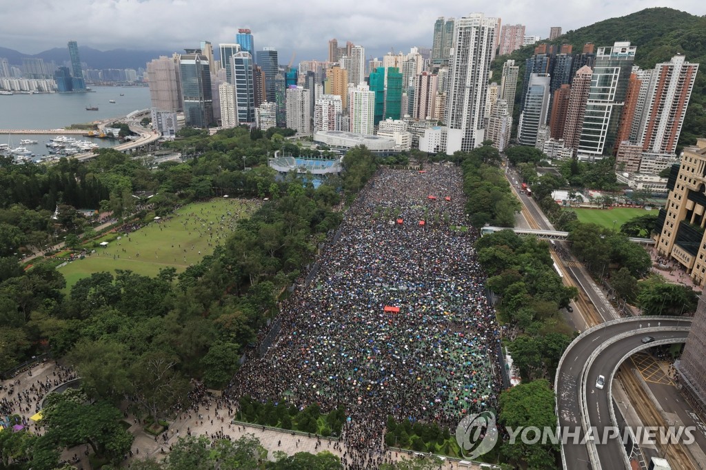 빅토리아 공원에 운집한 홍콩 시민들…'비폭력' 마무리