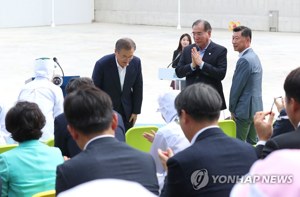 참석자들에게 인사하는 문 대통령
