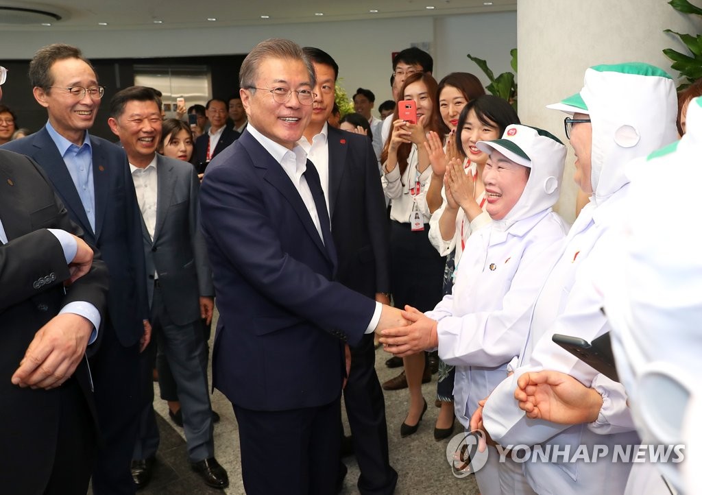 하림 익산공장 직원 격려하는 문 대통령