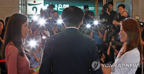 조국에 쏠린 눈