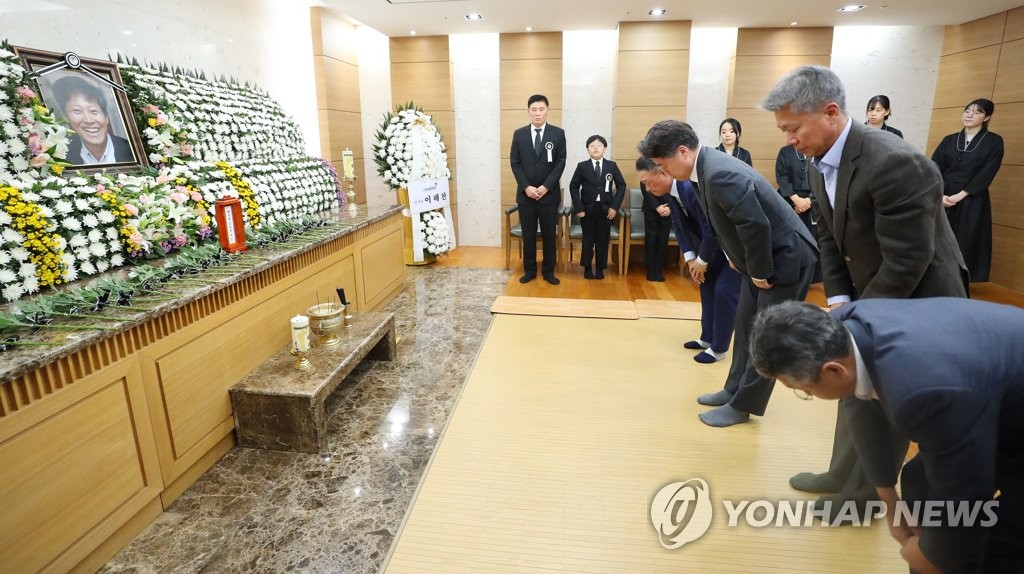 이용마 기자 영정에 헌화하는 최승호 사장