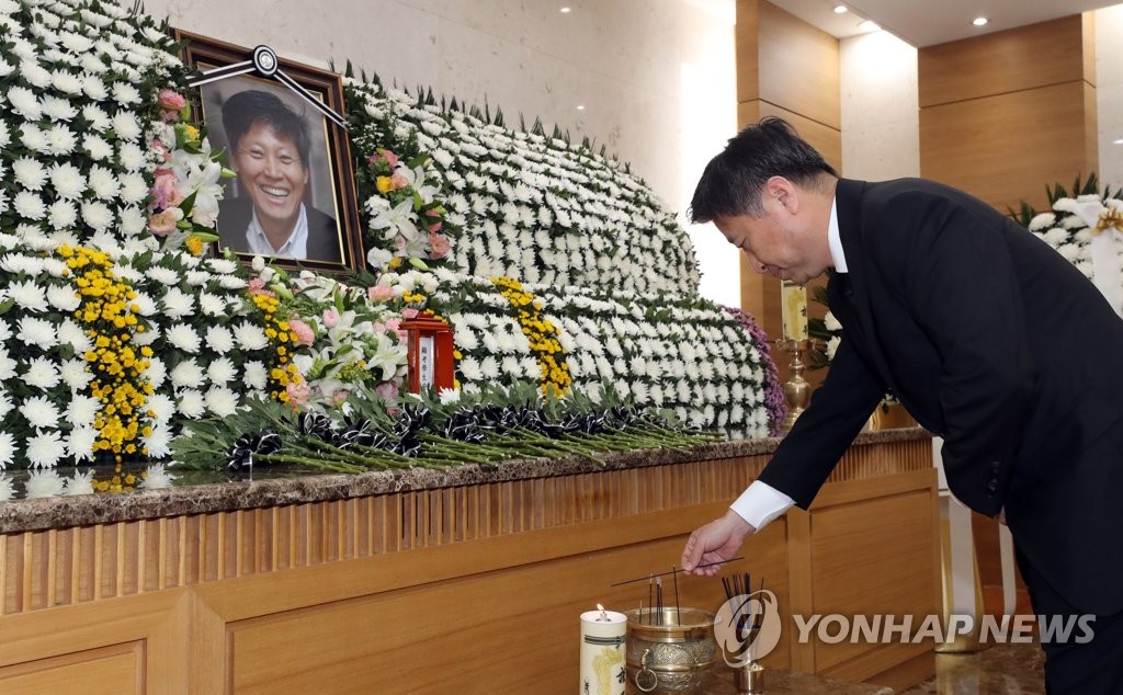 이용마 기자 빈소 분향하는 윤도한 수석