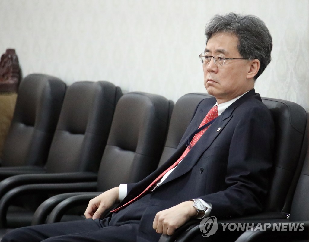 굳은 표정의 김현종 국가안보실 2차장