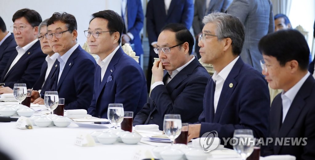 문 대통령 발언듣는 국립대 총장들