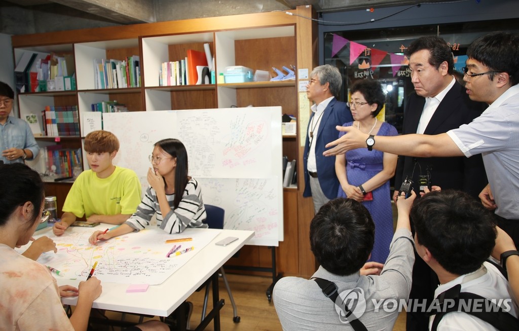 미래교실네트워크 수업 참관하는 이낙연 총리