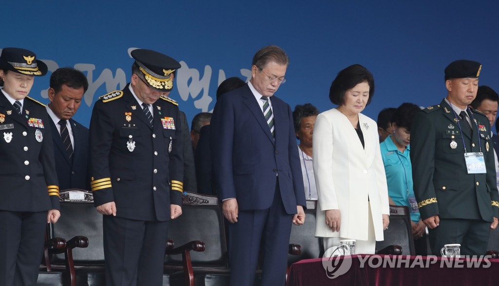 묵념하는 문 대통령