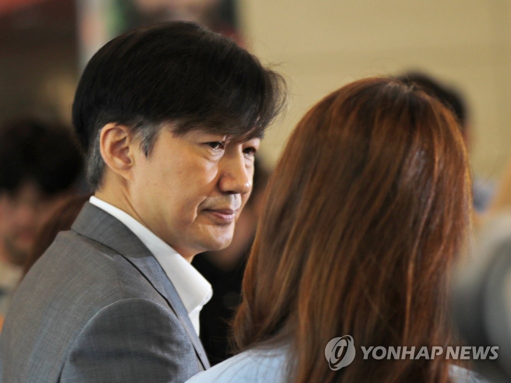 취재진 질문 듣는 조국