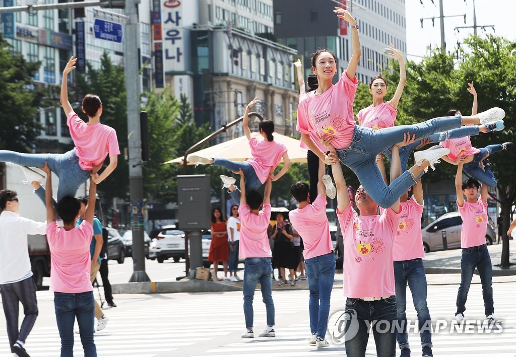 횡단보도에서 펼쳐진 발레공연