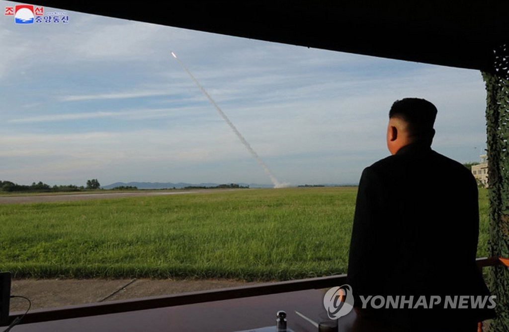 북한, 신형 '초대형 방사포' 시험발사
