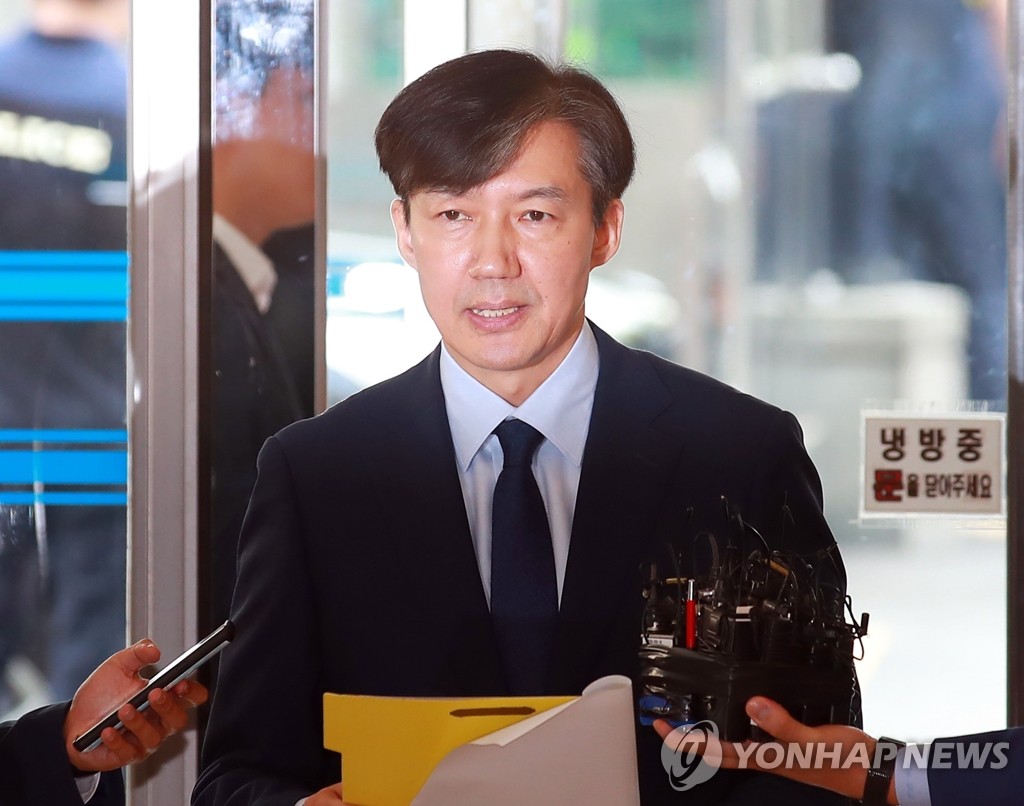 취재진 질문에 답하는 조국